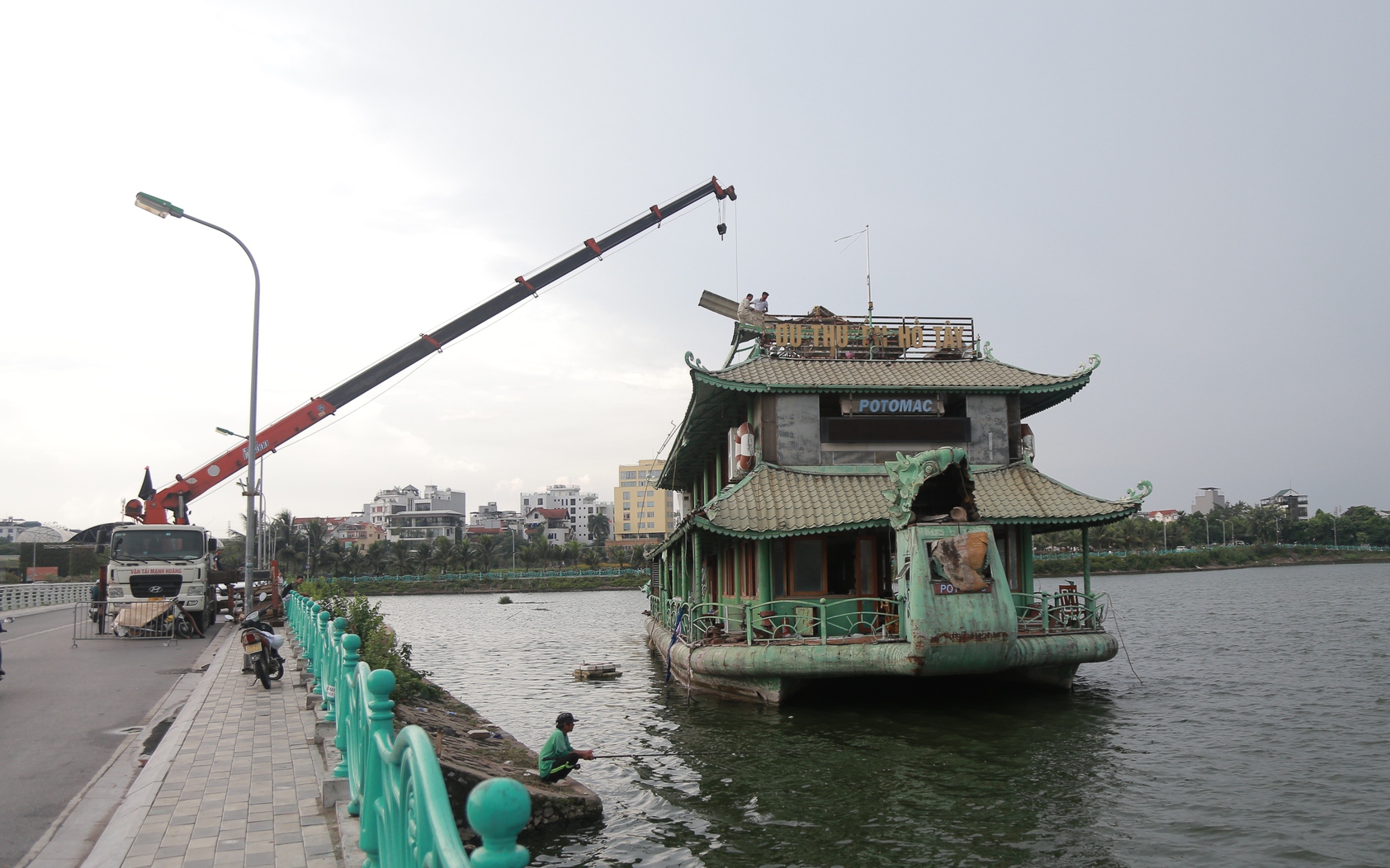 Du thuyền bỏ hoang cuối cùng tại Hồ Tây đã được di dời 