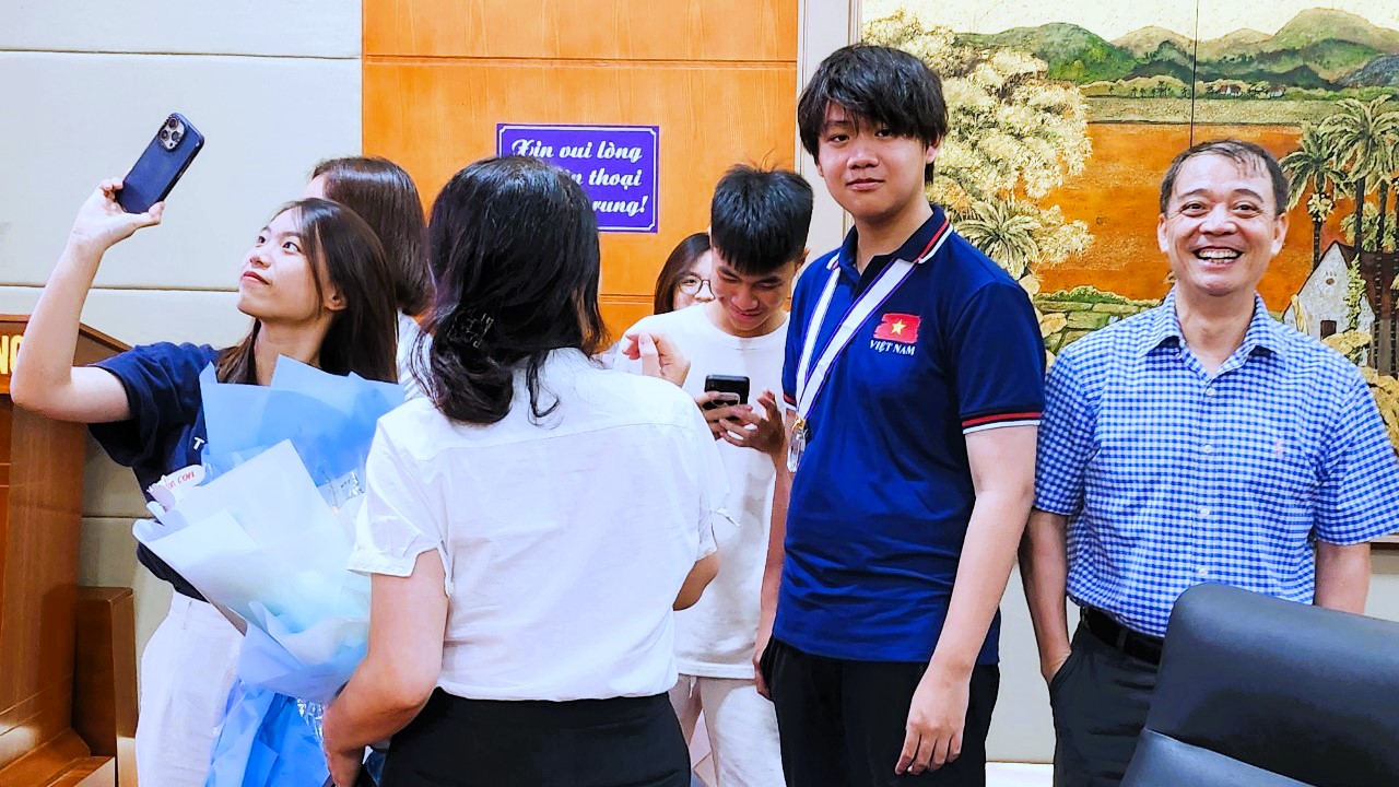 Hải Phòng thưởng lớn cho học sinh, giáo viên đạt giải tại kỳ thi Olympic Toán quốc tế 2023 - Ảnh 9.