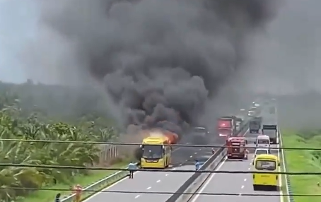 Xe khách chở 36 người bốc cháy dữ dội trên cao tốc - Ảnh 2.