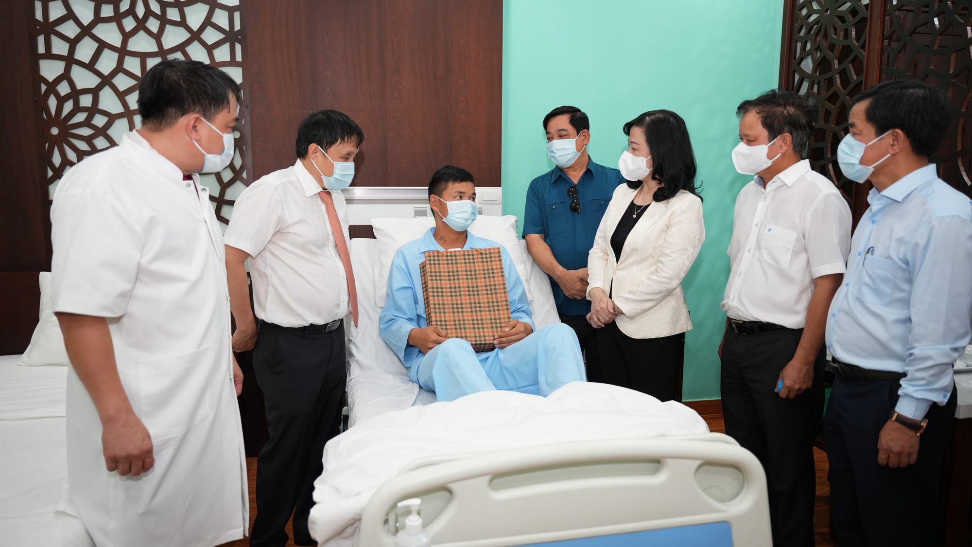 Bộ trưởng Bộ Y tế Đào Hồng Lan thăm và làm việc tại Bệnh viện Trung ương Huế - Ảnh 4.