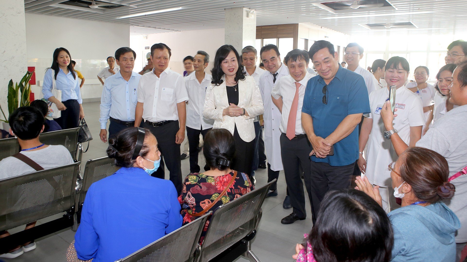 Bộ trưởng Bộ Y tế Đào Hồng Lan thăm và làm việc tại Bệnh viện Trung ương Huế - Ảnh 3.