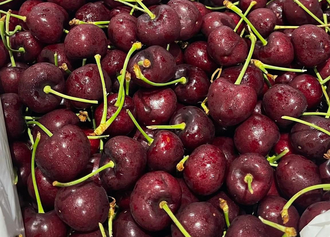 Cherry nhập khẩu bán đầy chợ Việt, hàng Mỹ giá rẻ chưa từng có - Ảnh 2.