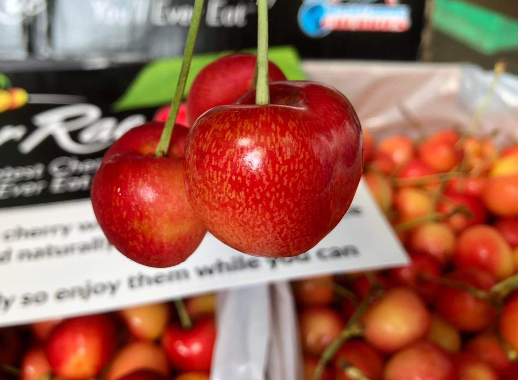 Cherry nhập khẩu bán đầy chợ Việt, hàng Mỹ giá rẻ chưa từng có - Ảnh 1.