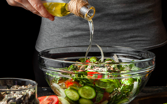 8 loại dầu ăn tốt nhất dùng để trộn salad rất ít người biết