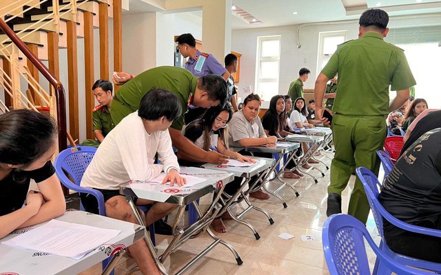 Khởi tố vợ chồng doanh nhân tổ chức cho người nước ngoài lưu trú trái phép tại Việt Nam- Ảnh 2.