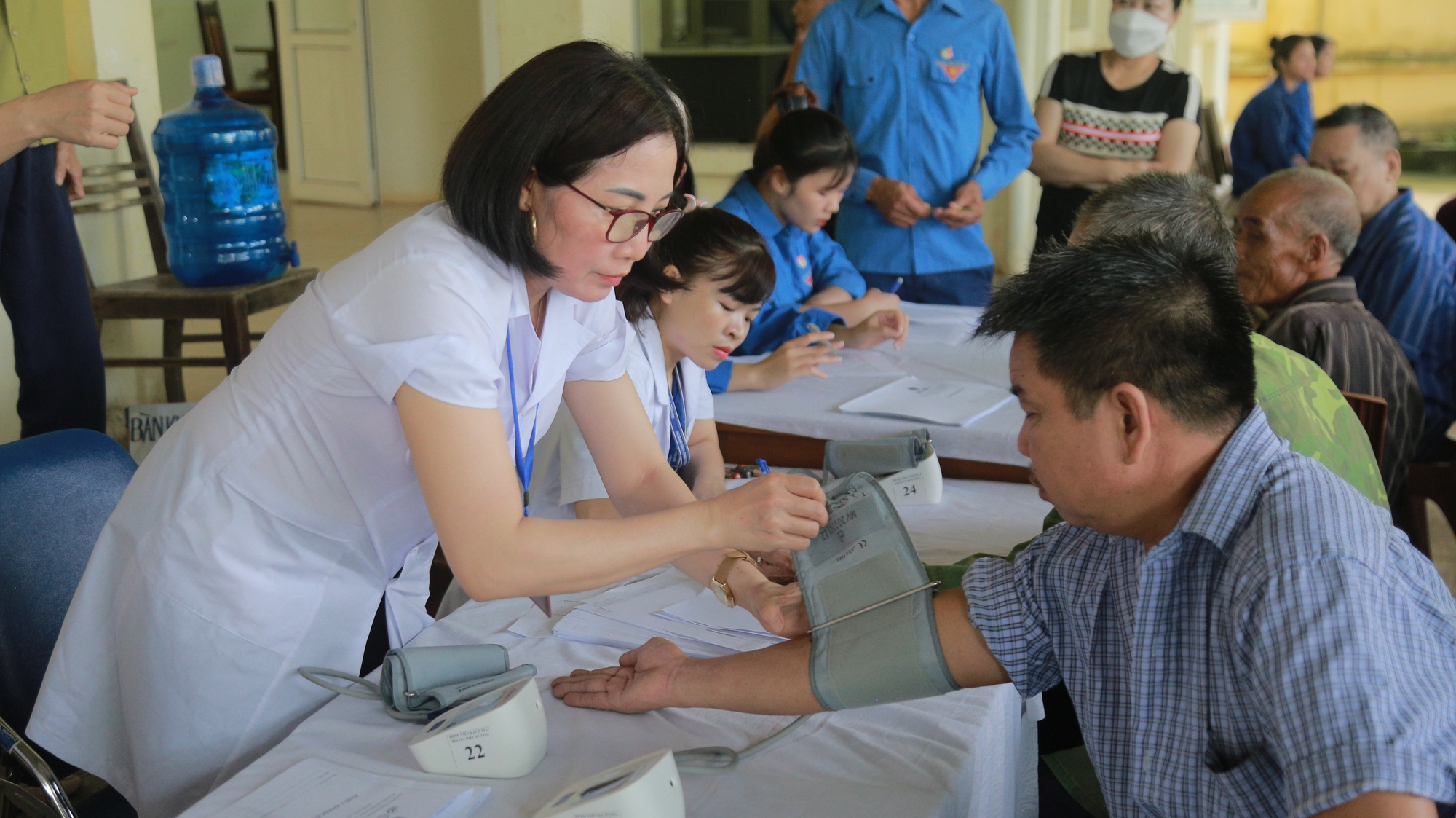 Đoàn Thanh niên Bộ Y tế khám bệnh, phát quà miền phí cho người dân có hoàn cảnh khó khăn Hòa Bình - Ảnh 6.