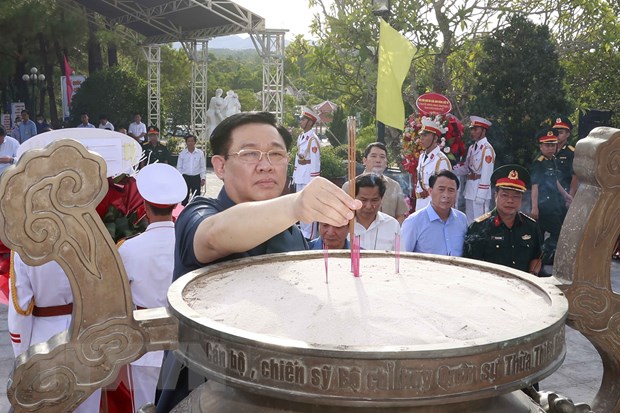 Chủ tịch Quốc hội tưởng niệm các anh hùng liệt sỹ tại Thừa Thiên-Huế - Ảnh 1.