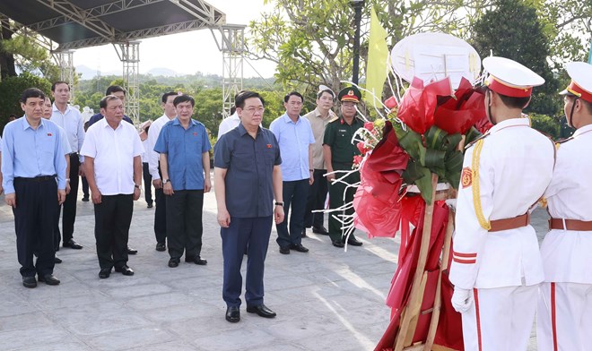 Chủ tịch Quốc hội tưởng niệm các anh hùng liệt sỹ tại Thừa Thiên-Huế - Ảnh 3.