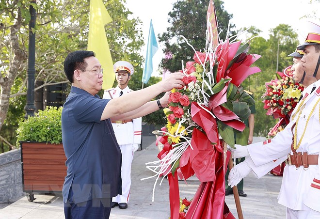 Chủ tịch Quốc hội tưởng niệm các anh hùng liệt sỹ tại Thừa Thiên-Huế - Ảnh 4.