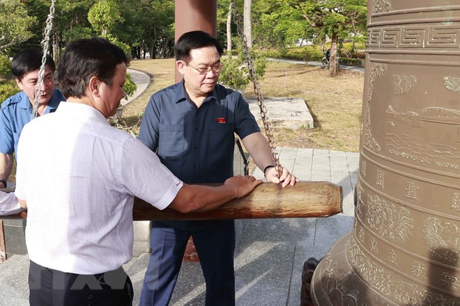 Chủ tịch Quốc hội tưởng niệm các anh hùng liệt sỹ tại Thừa Thiên-Huế - Ảnh 6.