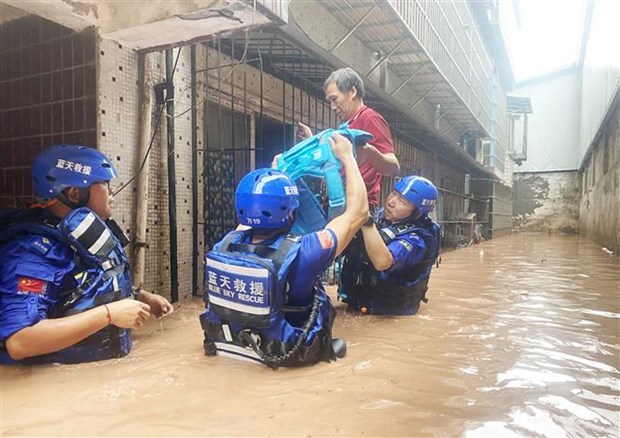 Trung Quốc: Thành phố Trùng Khánh sơ tán gần 10.000 người do mưa bão - Ảnh 1.