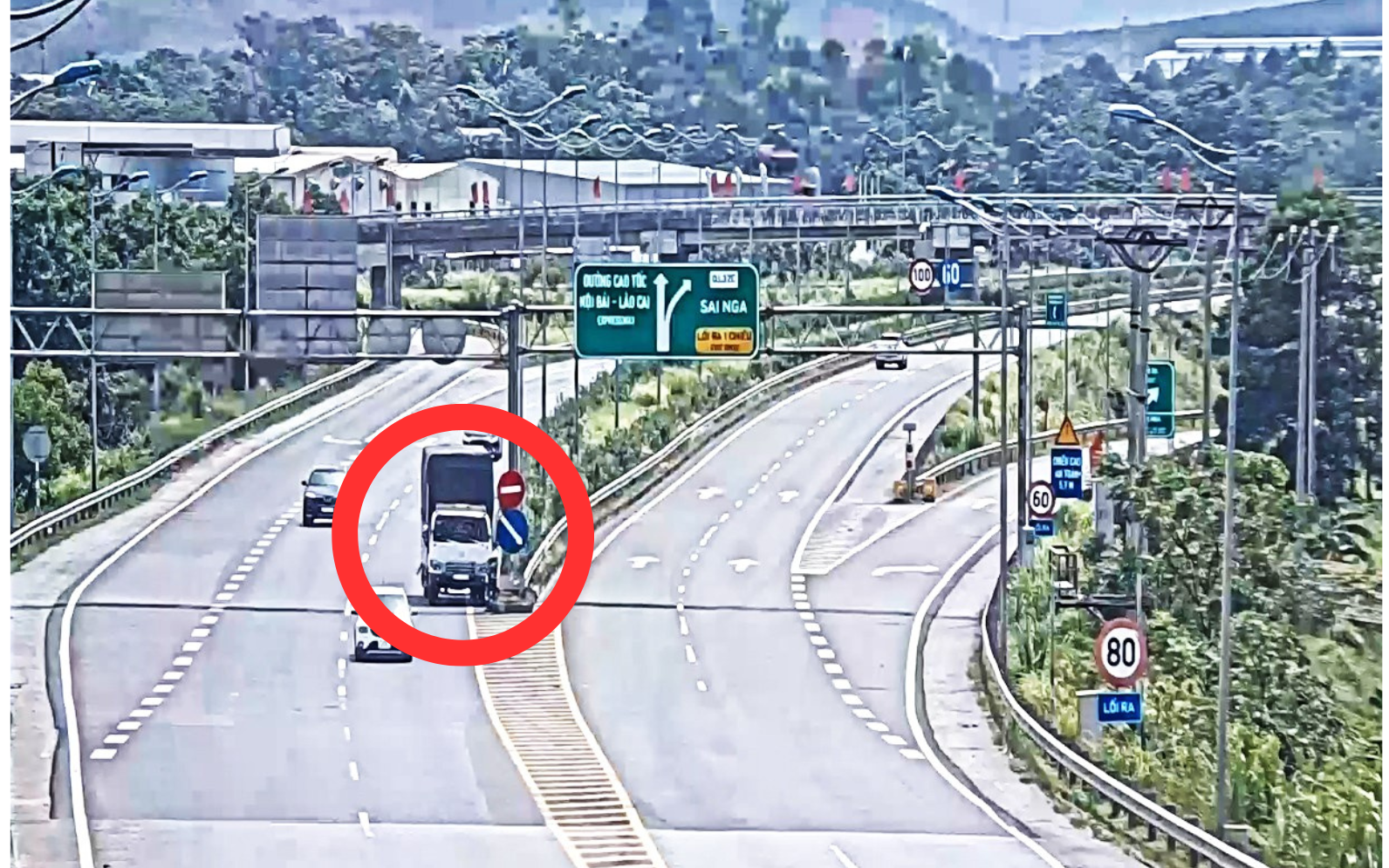 Truy tìm tài xế xe tải đâm tử vong người đi bộ trên cao tốc rồi bỏ chạy