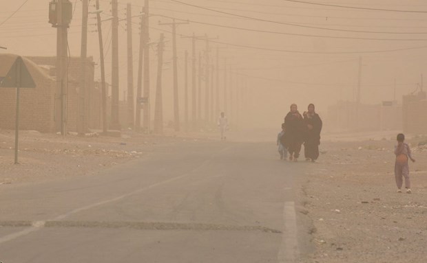 Bão cát càn quét Iran, hơn 1.000 người gặp các vấn đề về sức khỏe - Ảnh 1.