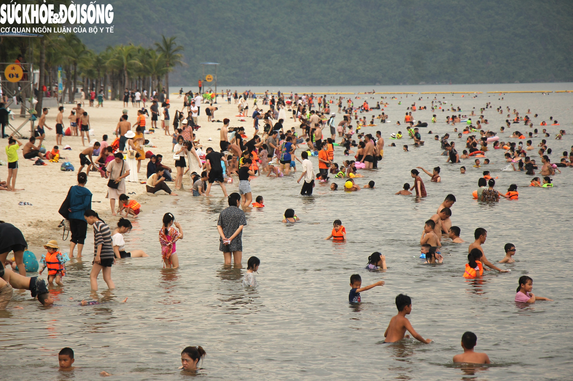 Chùm ảnh, video: Hàng nghìn du khác vô tư check in, tắm biển ở Hạ Long trước khi bão về - Ảnh 20.