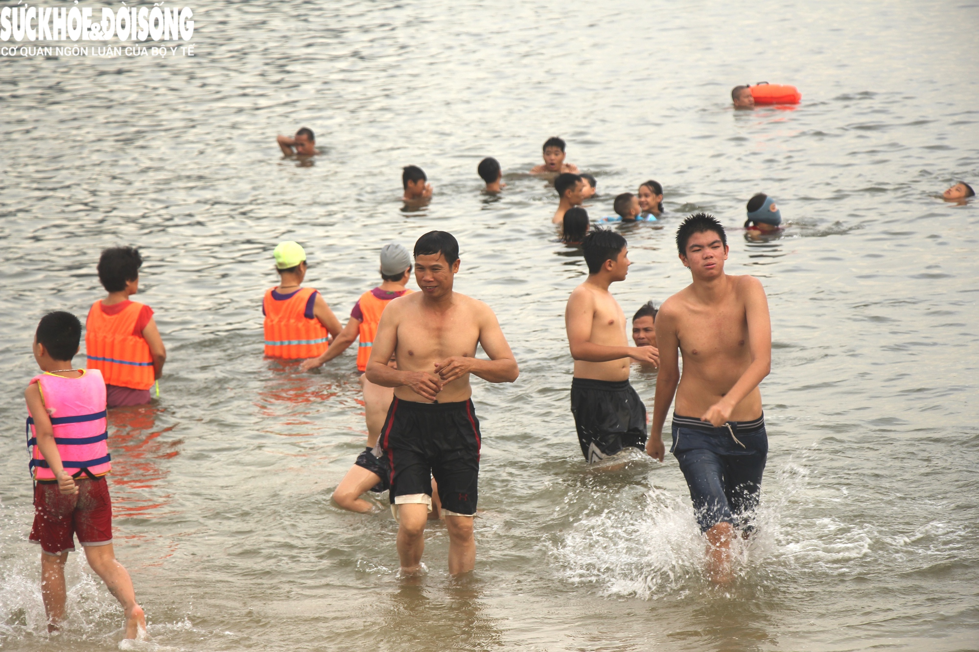 Chùm ảnh, video: Hàng nghìn du khác vô tư check in, tắm biển ở Hạ Long trước khi bão về - Ảnh 16.