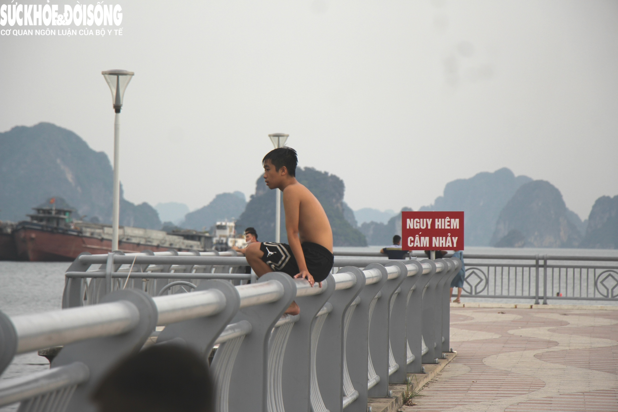Chùm ảnh, video: Hàng nghìn du khác vô tư check in, tắm biển ở Hạ Long trước khi bão về - Ảnh 8.