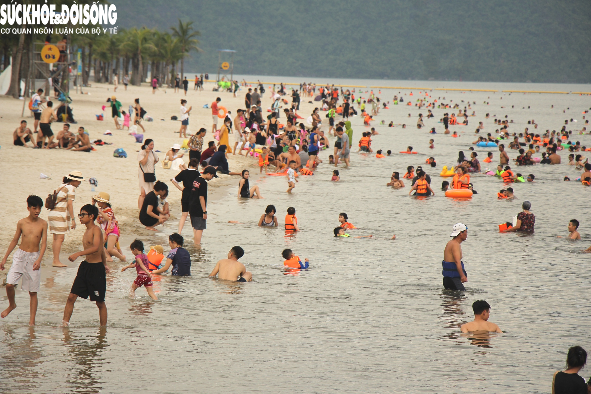 Chùm ảnh, video: Hàng nghìn du khác vô tư check in, tắm biển ở Hạ Long trước khi bão về - Ảnh 4.
