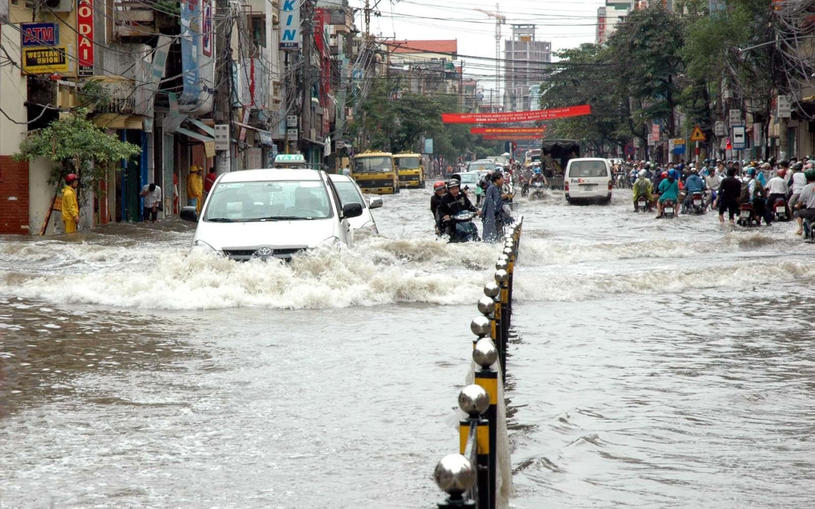 Hà Nội khuyến cáo người dân hạn chế ra đường khi bão số 1 đổ bộ