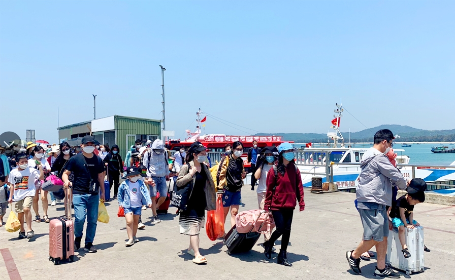 Từ 15h hôm nay, Quảng Ninh tạm ngừng cấp phép cho phương tiện thủy ra khơi - Ảnh 1.