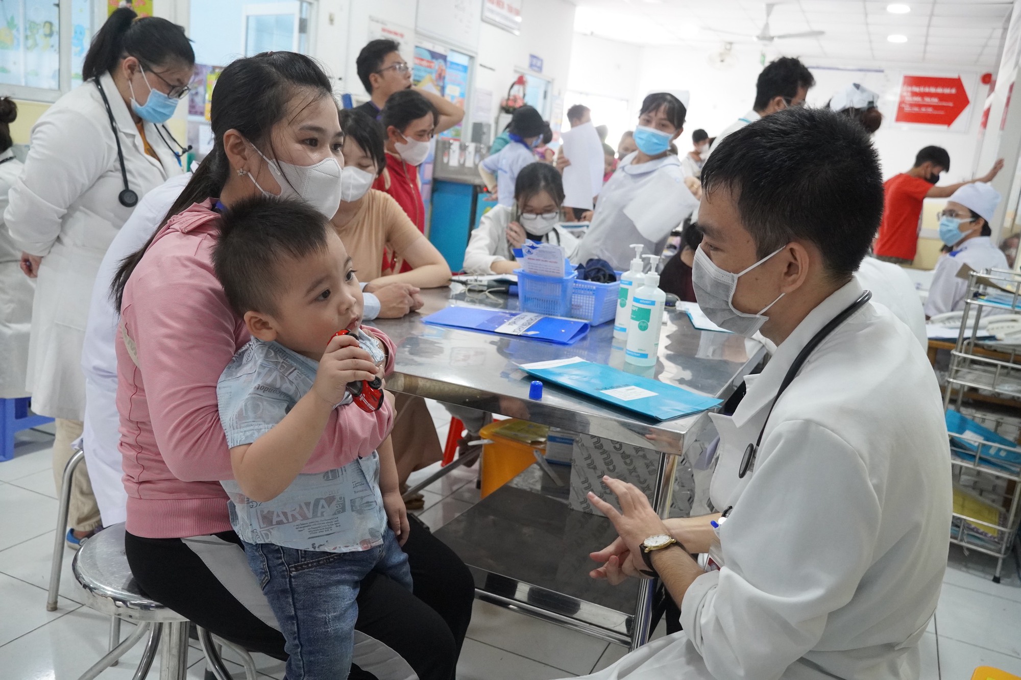 Thêm 3.000 chai dịch truyền Globulin miễn dịch, 21.000 ống thuốc điều trị tay chân miệng về Việt Nam - Ảnh 1.