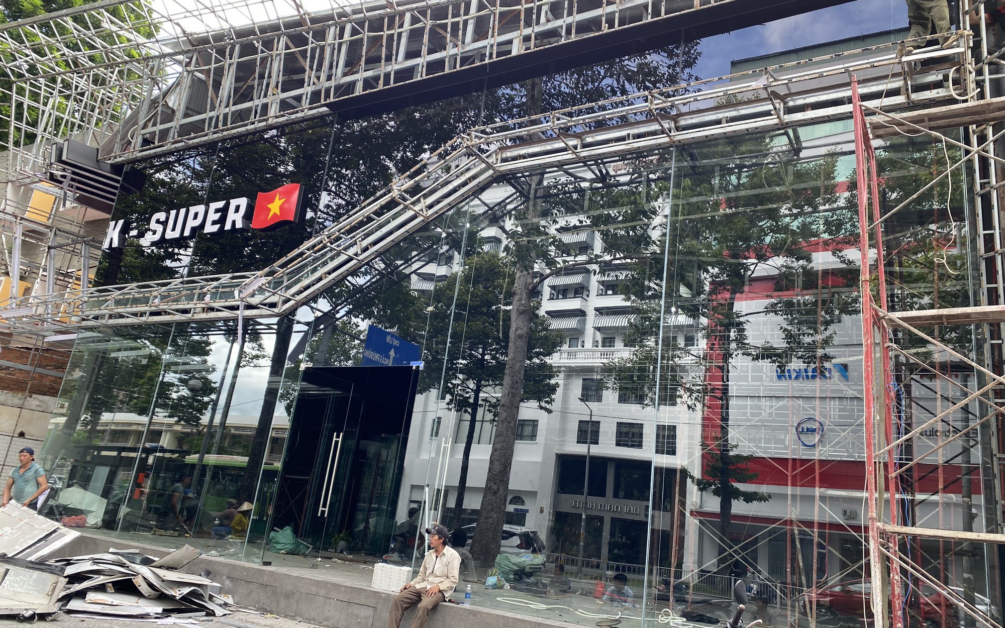 Khai trương được hơn 1 tháng, showroom của "trùm siêu xe" Phan Công Khanh bị dỡ bỏ