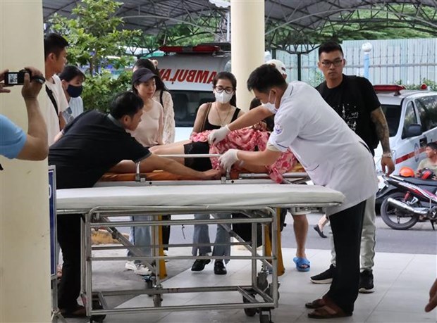 Vụ xe khách lật ở Khánh Hòa: Tích cực cứu chữa người bị thương - Ảnh 1.
