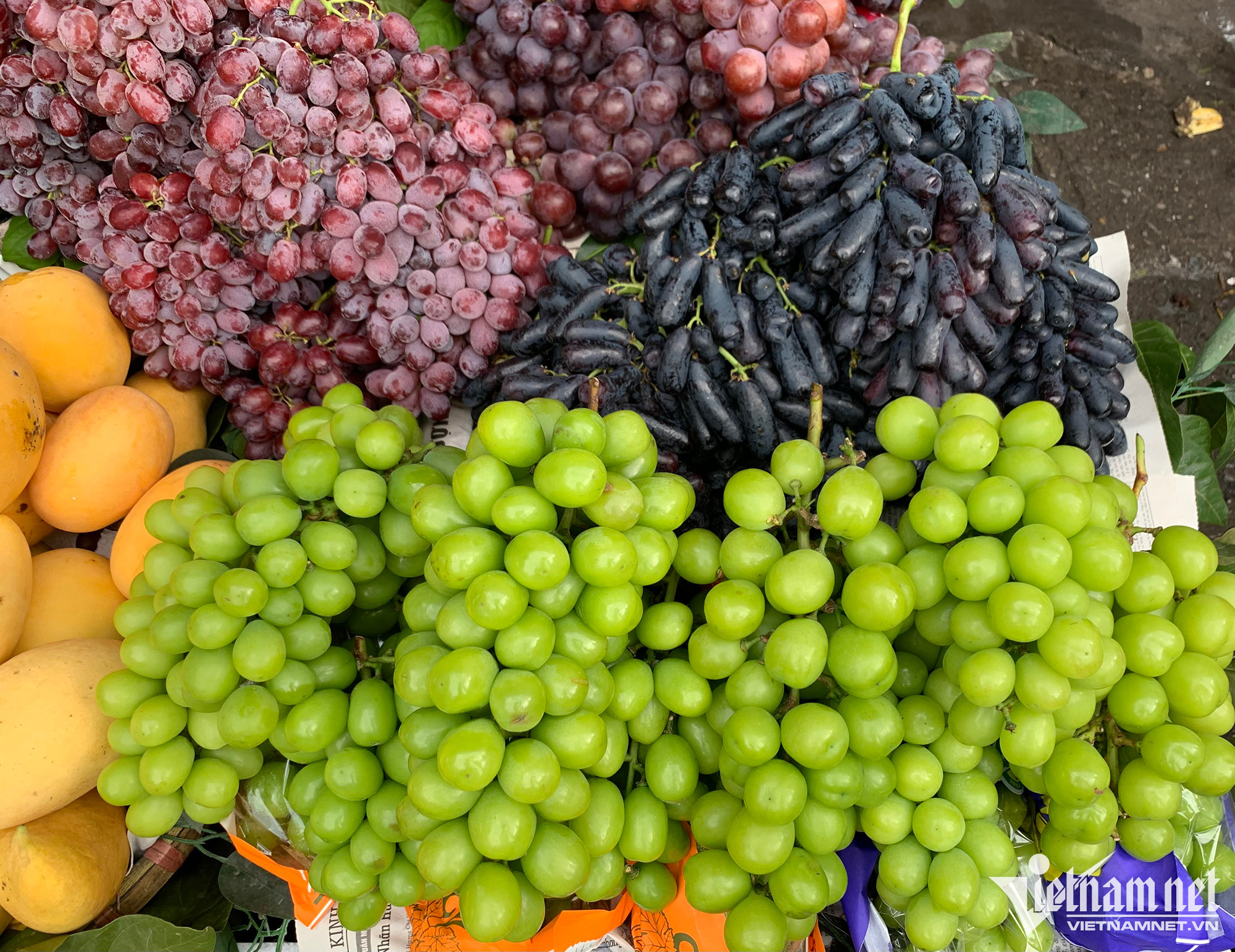 30 nghìn/kg nho ngoại, top đầu trái cây nhập khẩu giá rẻ như rau - Ảnh 1.
