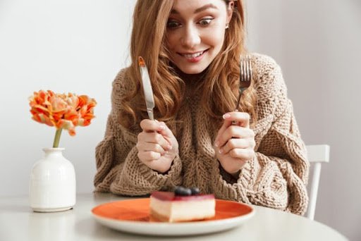 7 mẹo nhỏ giúp bạn kiểm soát cơn thèm ăn để giảm cân hiệu quả - Ảnh 2.