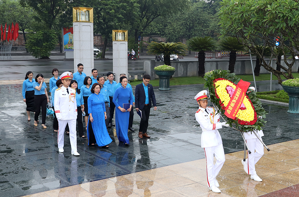 Đoàn Đại biểu dự Đại hội Công đoàn Y tế Việt Nam lần thứ XIV báo công dâng Bác - Ảnh 1.