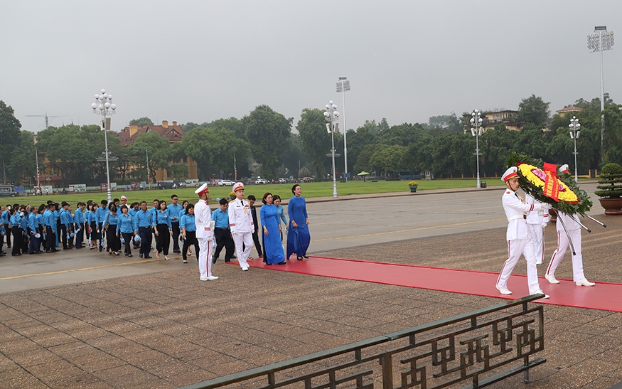 Đoàn Đại biểu dự Đại hội Công đoàn Y tế Việt Nam lần thứ XIV báo công dâng Bác