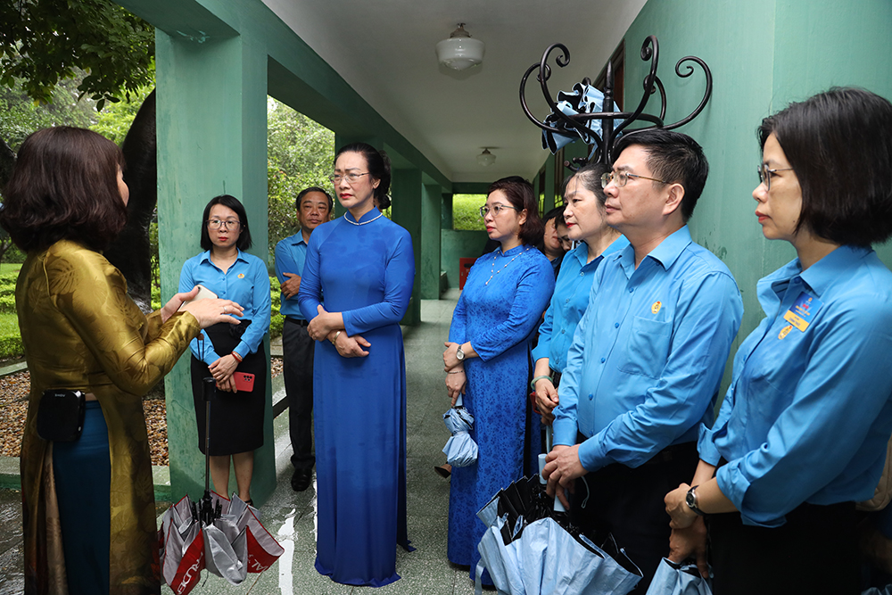 Đoàn Đại biểu dự Đại hội Công đoàn Y tế Việt Nam lần thứ XIV báo công dâng Bác - Ảnh 4.