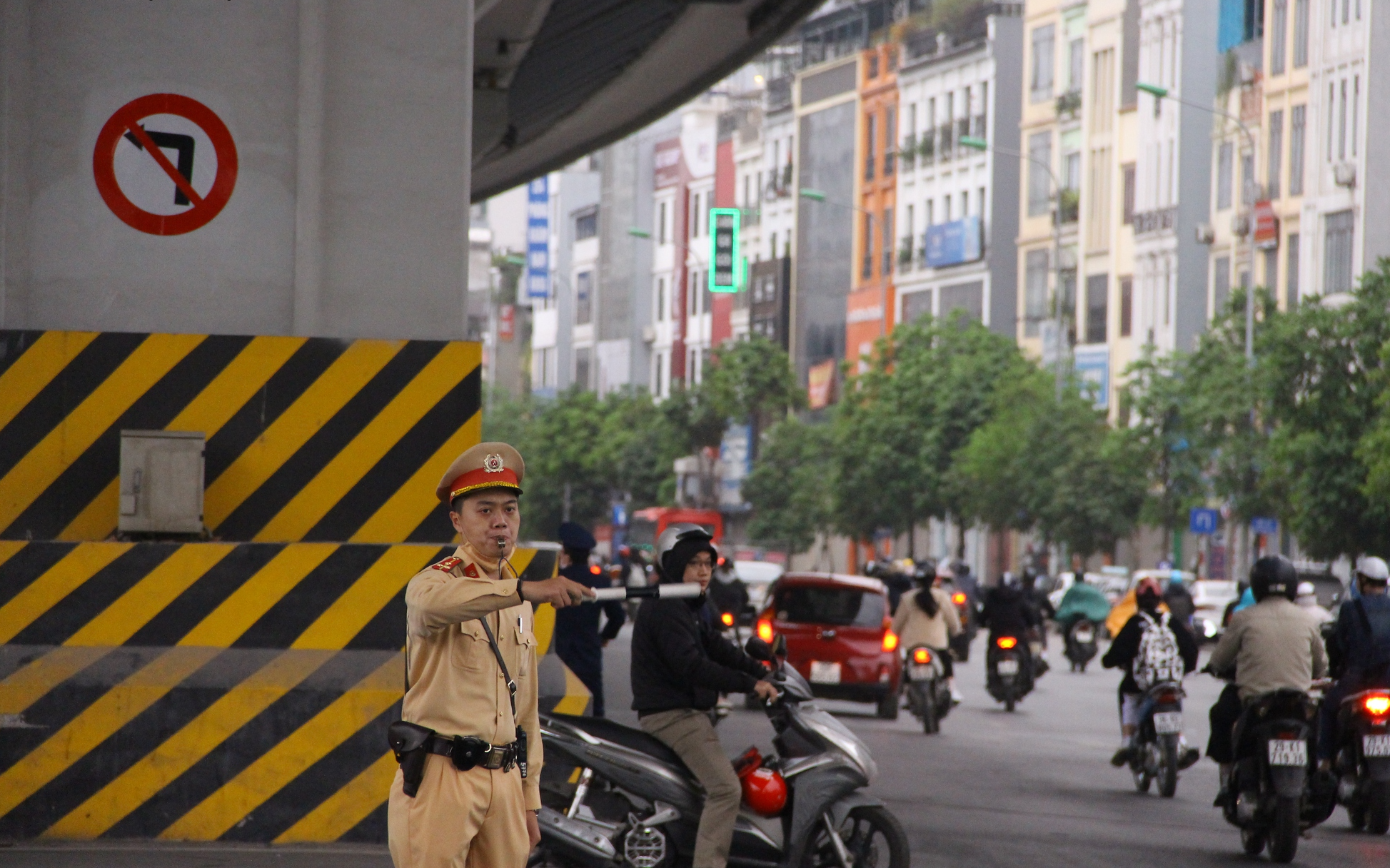 Phân luồng giao thông đường Nguyễn Văn Cừ để thi công cầu vượt, các phương tiện di chuyển thế nào?