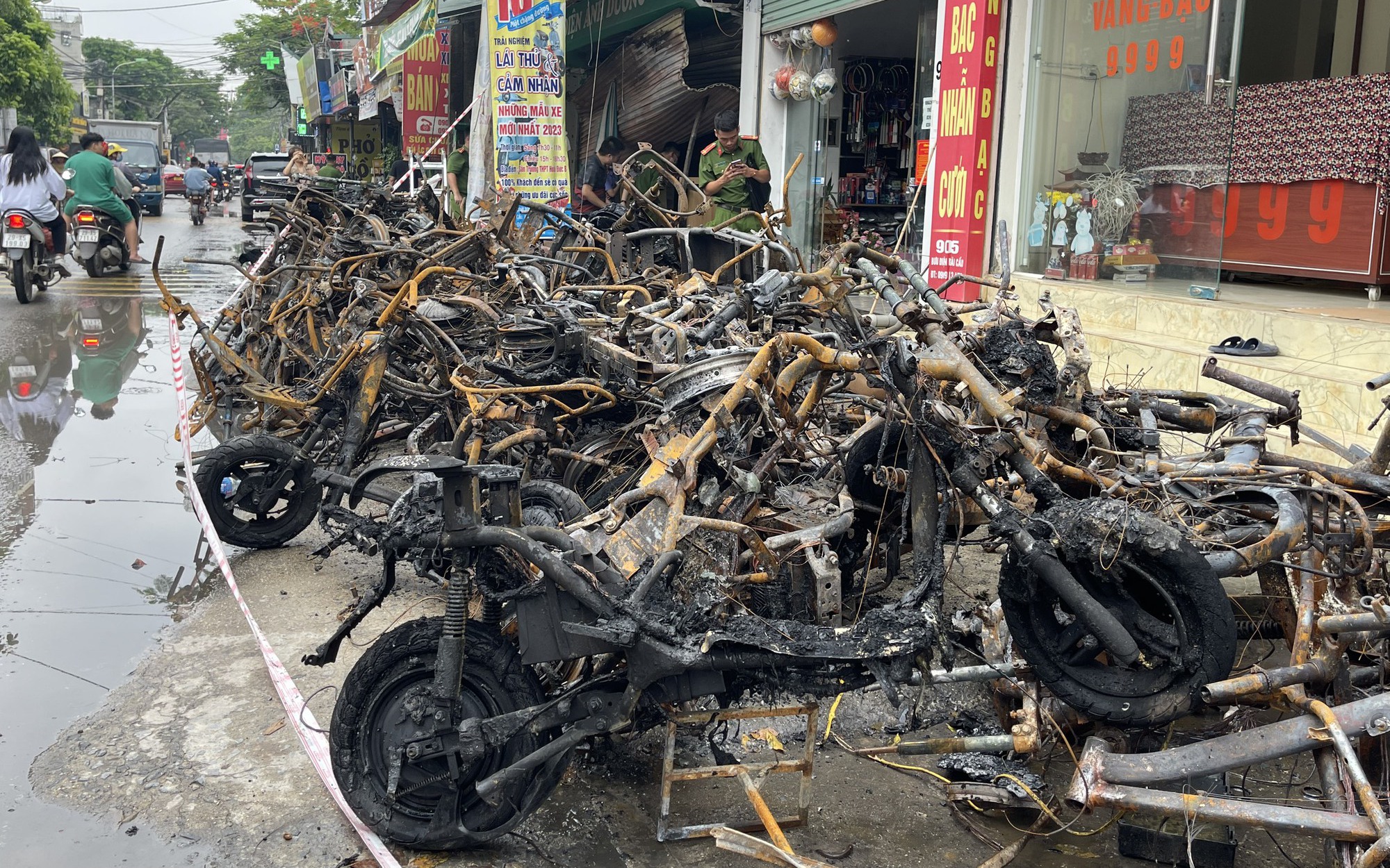 Hiện trường vụ cháy cửa hàng xe điện làm 3 người tử vong tại Hà Nội