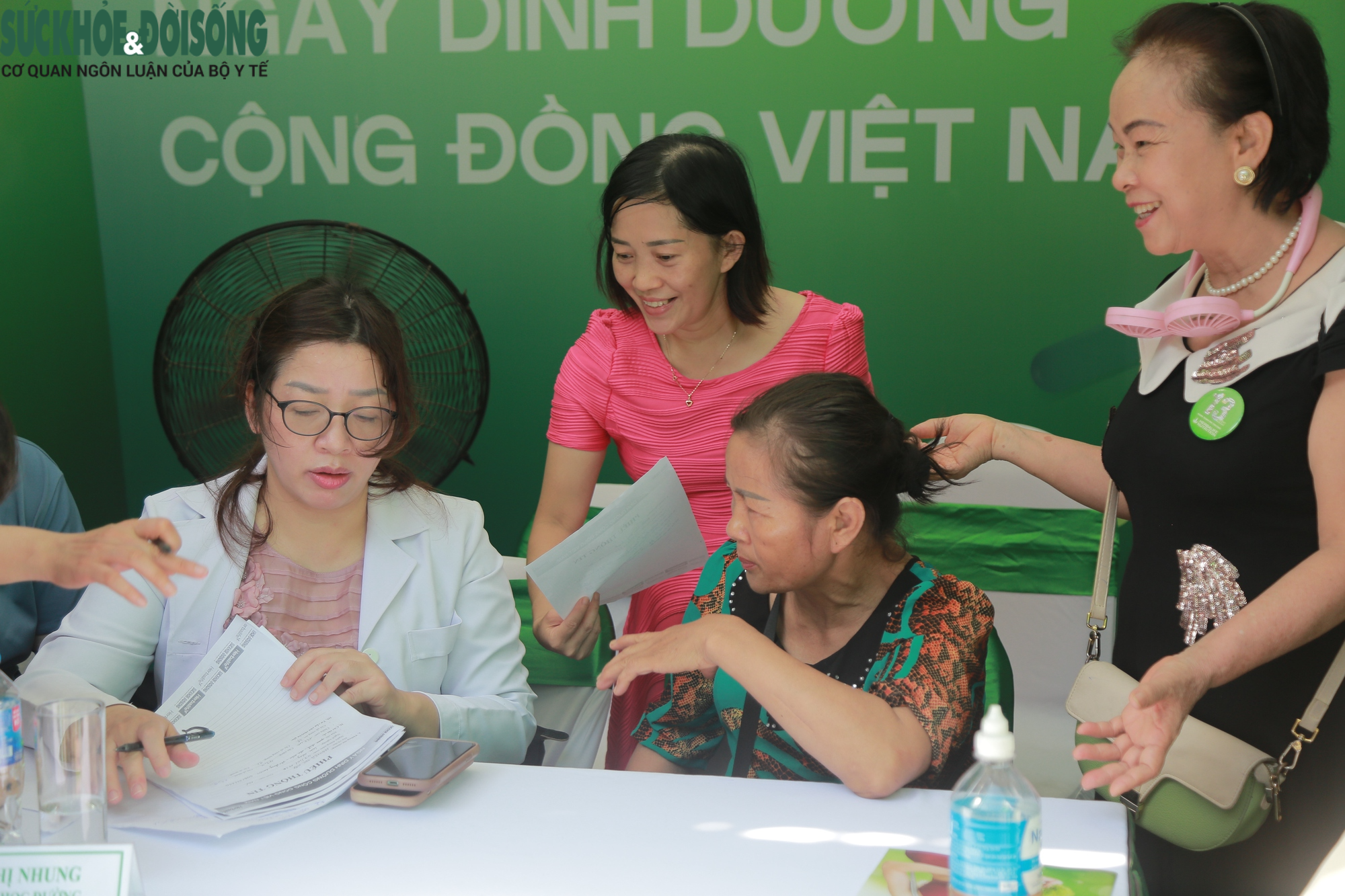 Các gian hàng trong Ngày Dinh dưỡng cộng đồng Việt Nam &quot;rôm rả, đắt khách&quot; - Ảnh 6.