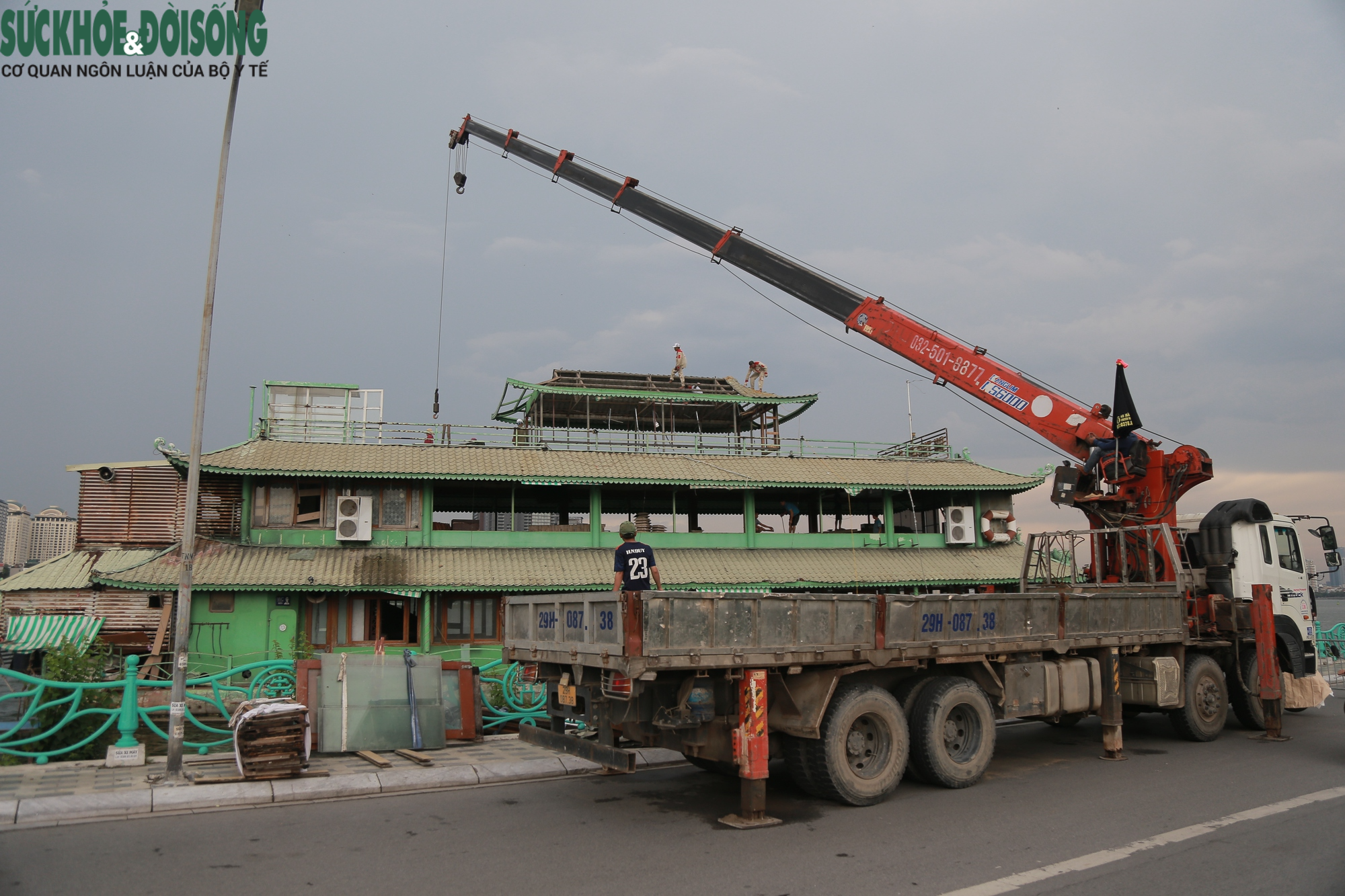 Đang tháo dỡ du thuyền bỏ hoang cuối cùng tại Hồ Tây - Ảnh 4.