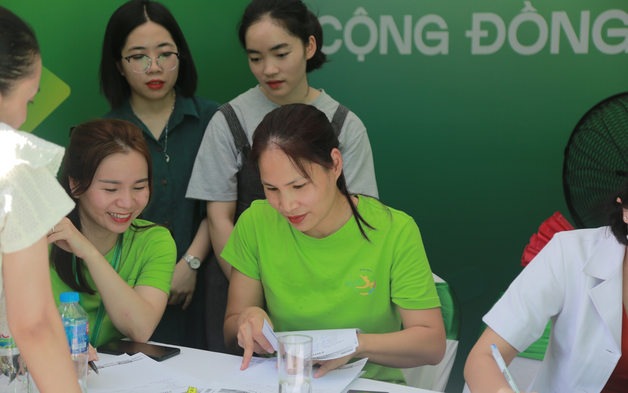 Các gian hàng tư vấn sức khỏe trong Ngày Dinh dưỡng cộng đồng Việt Nam 'rôm rả, đắt khách'