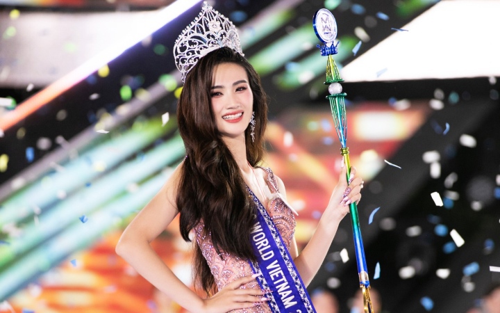 Tân Miss World Vietnam Huỳnh Trần Ý Nhi ứng xử thông minh, học vấn đáng nể