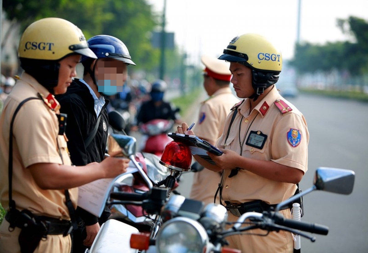 Công an truy tìm 2 đối tượng gây tai nạn rồi bỏ chạy - Ảnh 1.