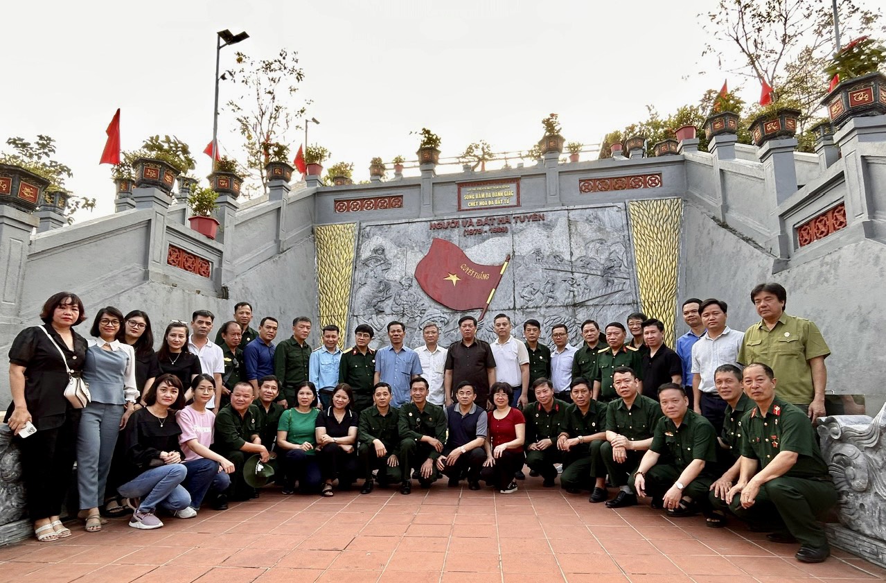 Hội Cựu chiến binh Bộ Y tế tri ân các Anh hùng, Liệt sĩ, về nguồn tại Hà Giang, Tuyên Quang - Ảnh 1.