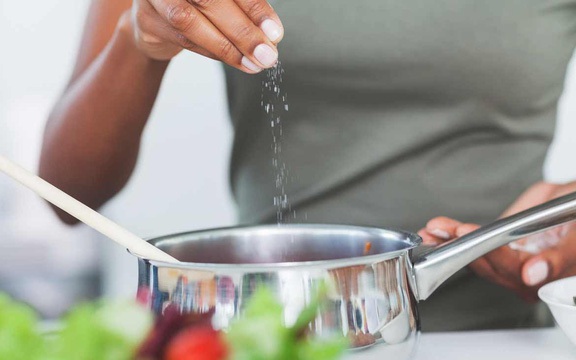 5 bước đơn giản giúp giảm lượng muối ăn hàng ngày, giảm nguy cơ bệnh tật