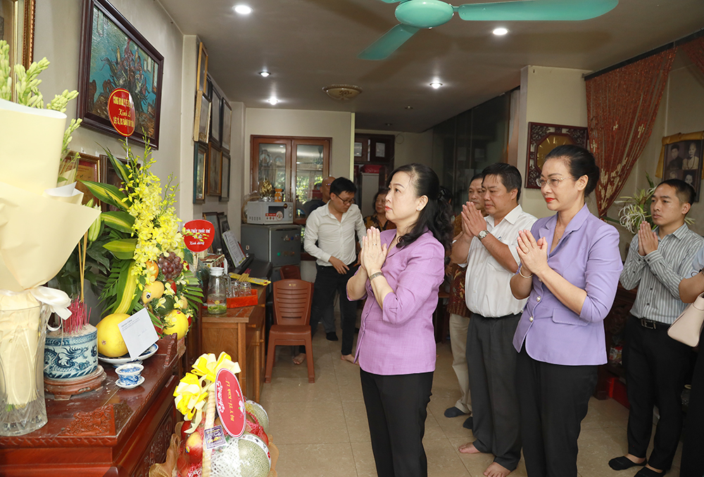 Bộ trưởng Bộ Y tế Đào Hồng Lan thăm gia đình Liệt sĩ, bác sĩ Đặng Thùy Trâm - Ảnh 1.