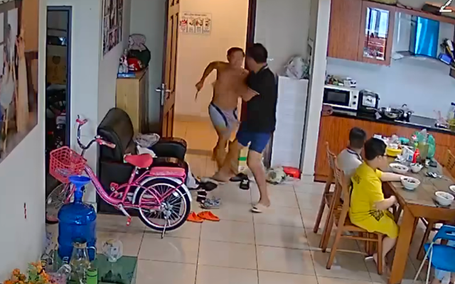 Vụ cầm dao tấn công hàng xóm ở chung cư Hà Nội: Đối tượng nhiều lần dọa giết cả nhà