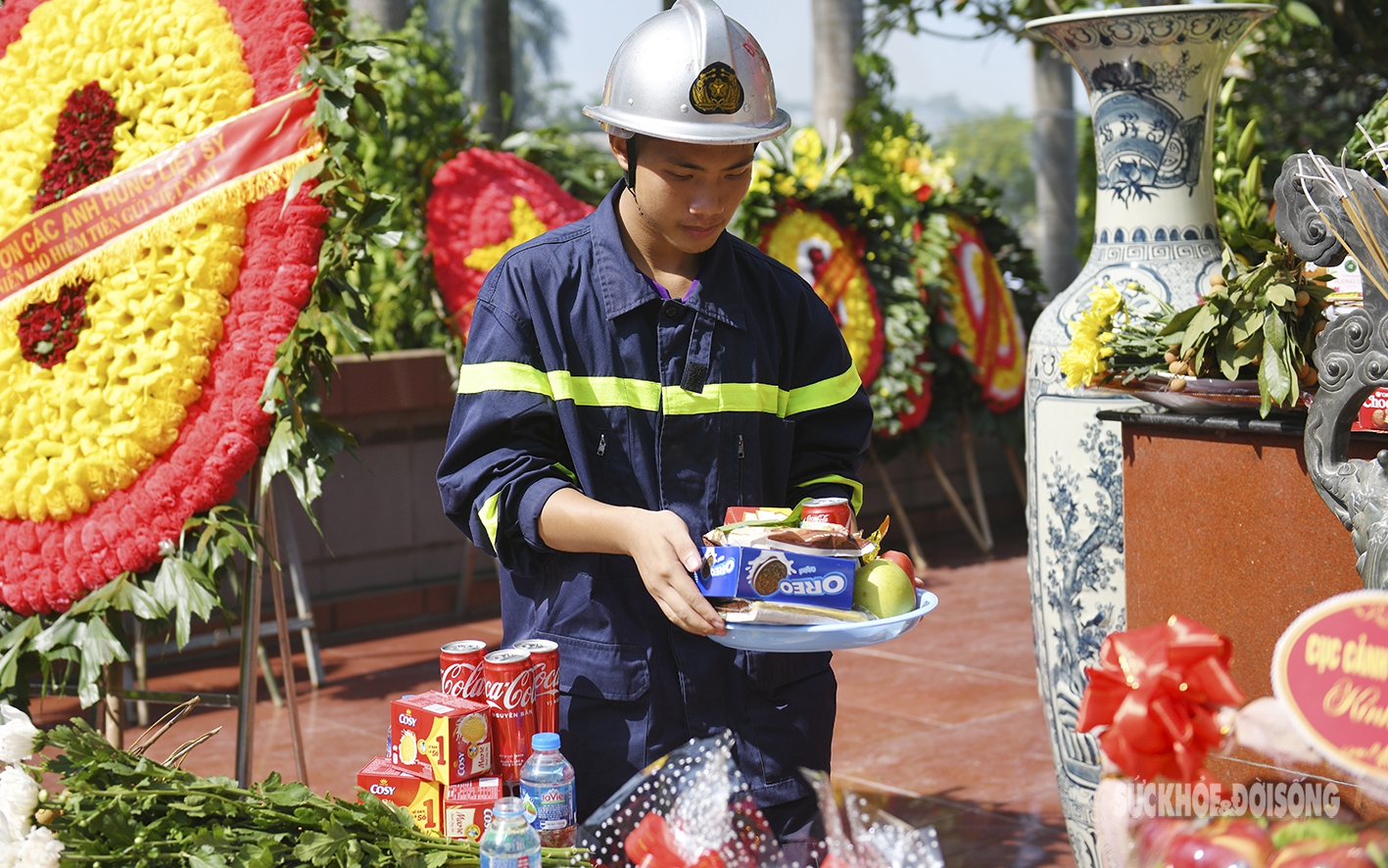 Cảnh sát phòng cháy chữa cháy tri ân các anh hùng liệt sĩ tại Nghĩa trang Liệt sĩ Nhổn