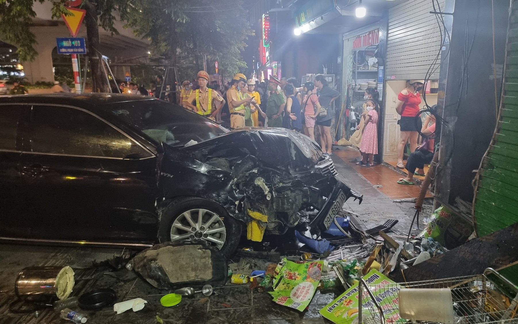 Đã có người tử vong trong vụ ô tô lao lên vỉa hè ở Hà Nội