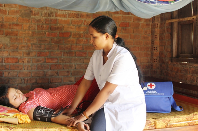 Cô đỡ thôn bản là cánh tay nối dài của ngành y tế giúp chăm sóc sức khỏe bà mẹ, trẻ em tại các vùng ĐBDTTS - Ảnh 1.