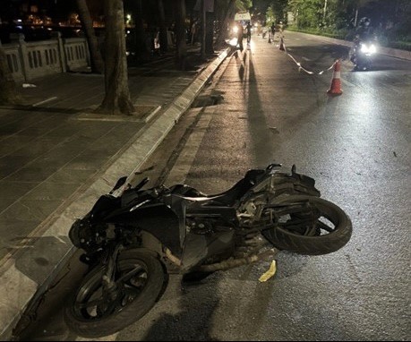 Công an Hà Nội tìm nhân chứng vụ đôi nam nữ thương vong cạnh xe máy - Ảnh 1.