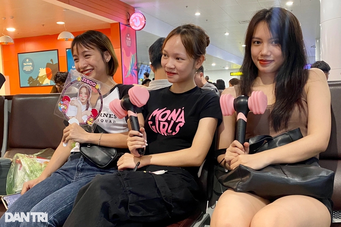 4 thành viên nhóm Blackpink đã về đến khách sạn ở Hà Nội - Ảnh 16.