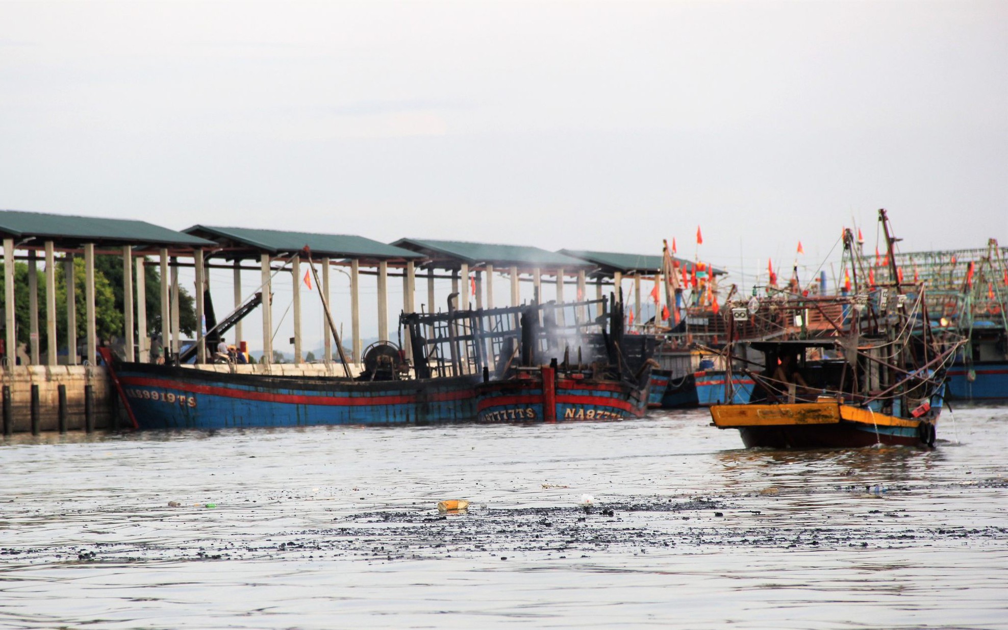 Đã tìm ra nguyên nhân vụ cháy 5 tàu cá ở Nghệ An
