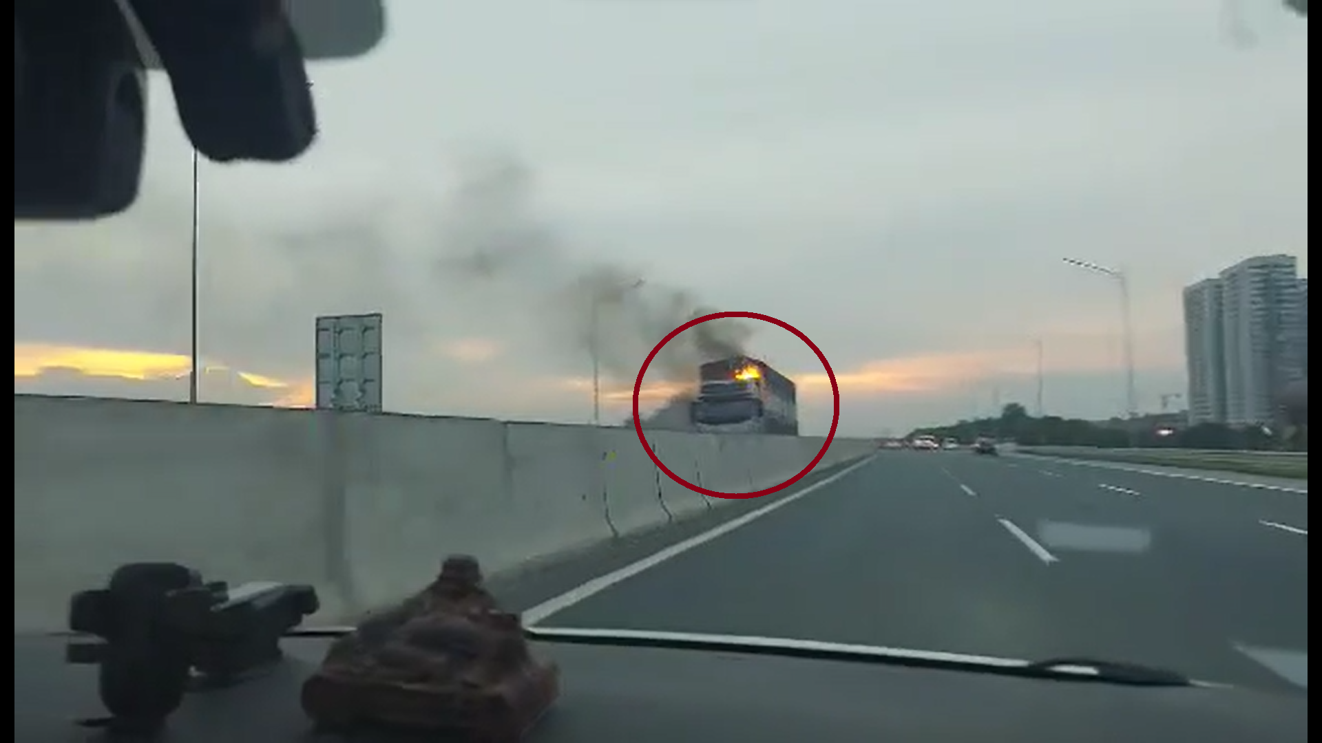 Cháy xe đầu kéo trên cao tốc Hà Nội - Hải Phòng - Ảnh 2.