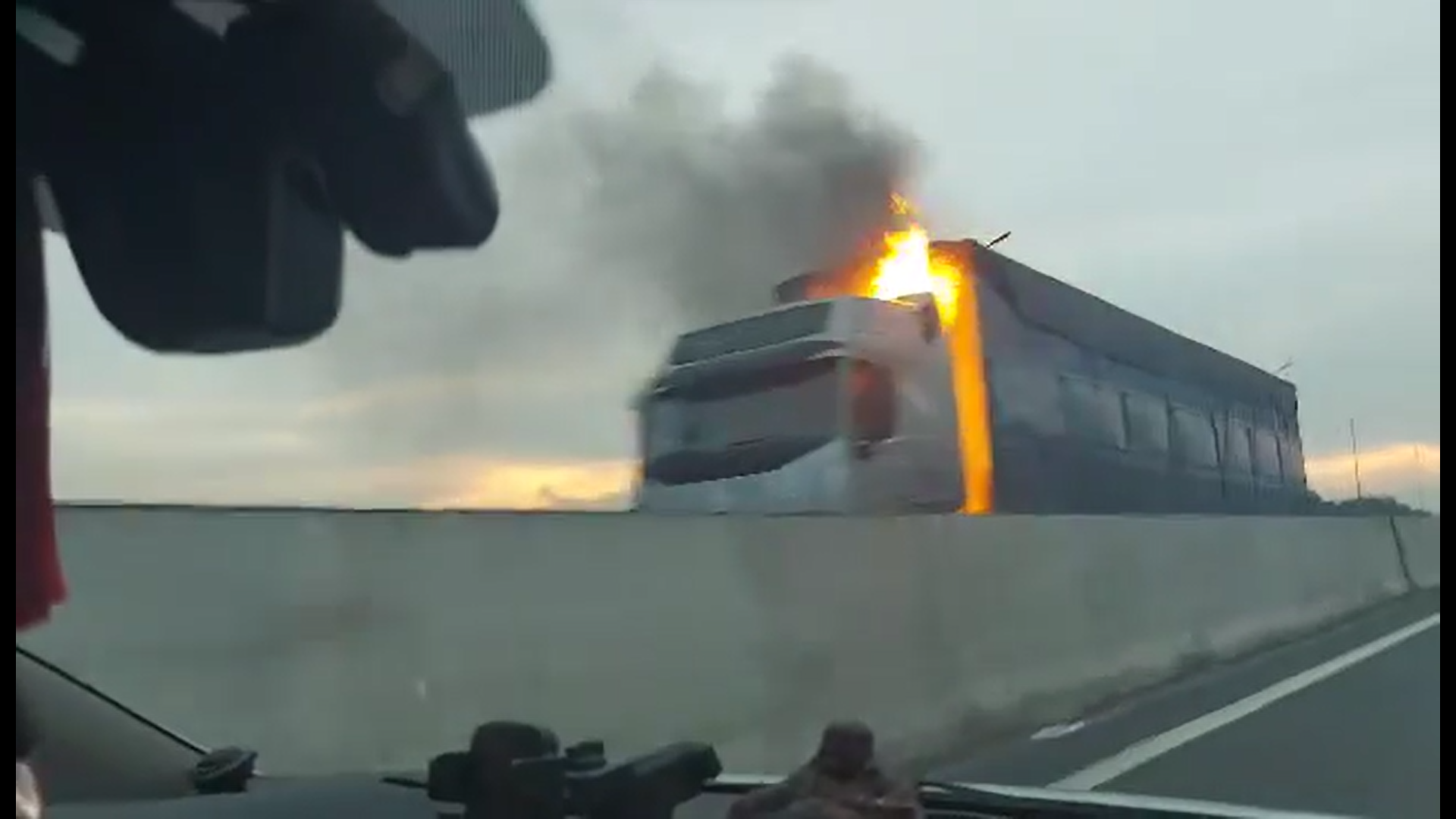 Cháy xe đầu kéo trên cao tốc Hà Nội - Hải Phòng - Ảnh 3.
